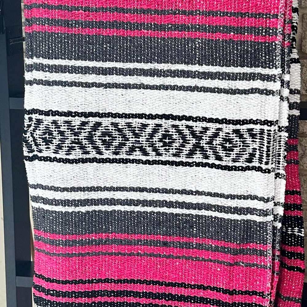🆕 Authentic Handwoven Mexican Falsa Blanket w/ Fringe in PINK/GRAY
